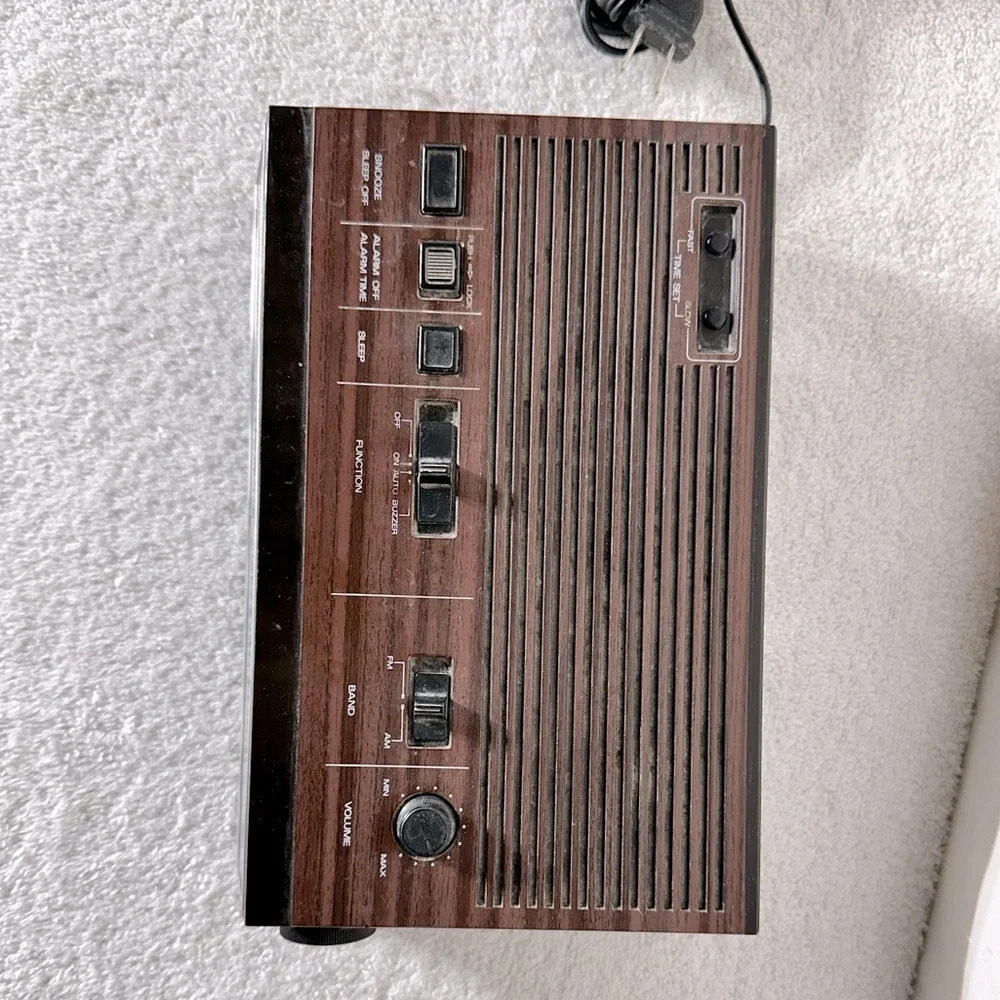 Vintage Sears Electronics AM/FM Clock Radio LED Digital Readout Alarm Clock - Picture 3 of 15